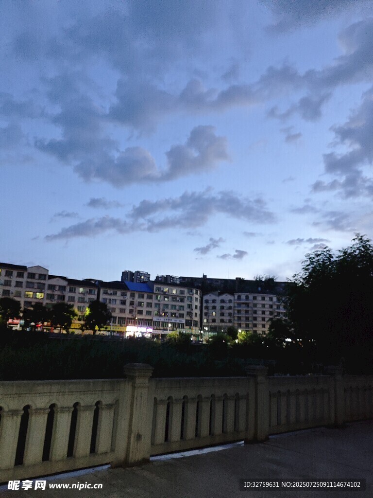 黄昏下的城市建筑景观