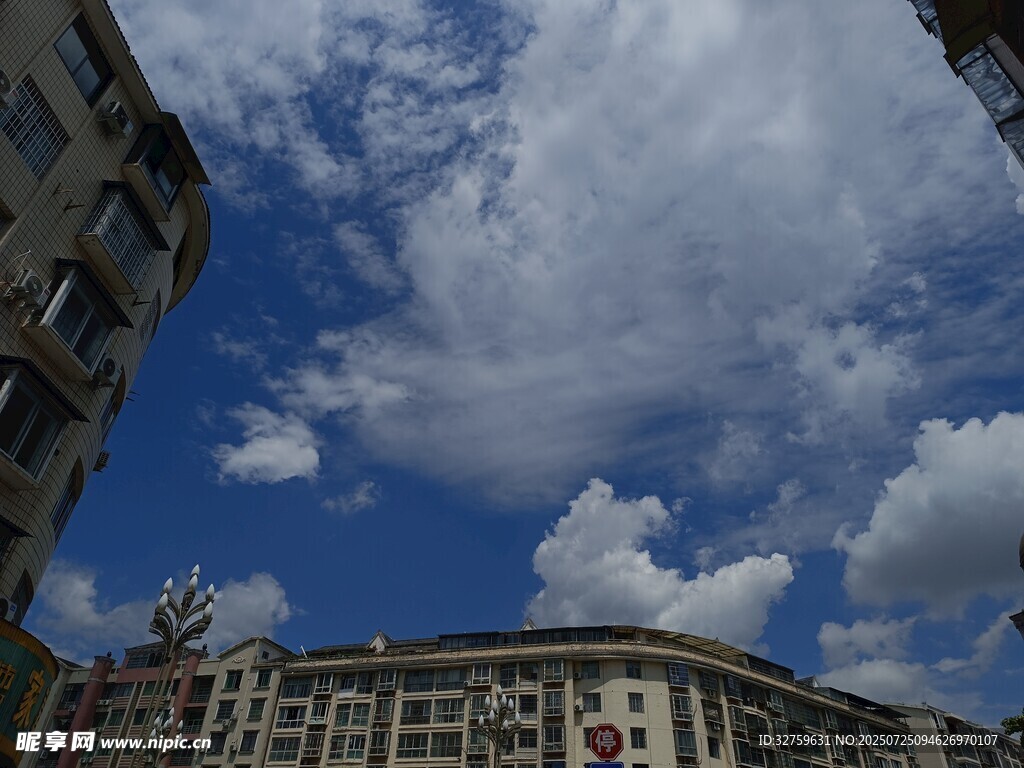 城市上空的蓝天白云
