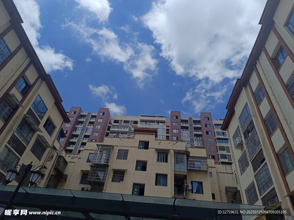 老旧居民楼仰视景象