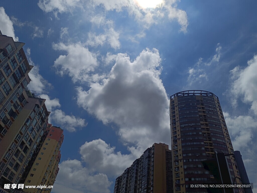 城市上空的蓝天白云