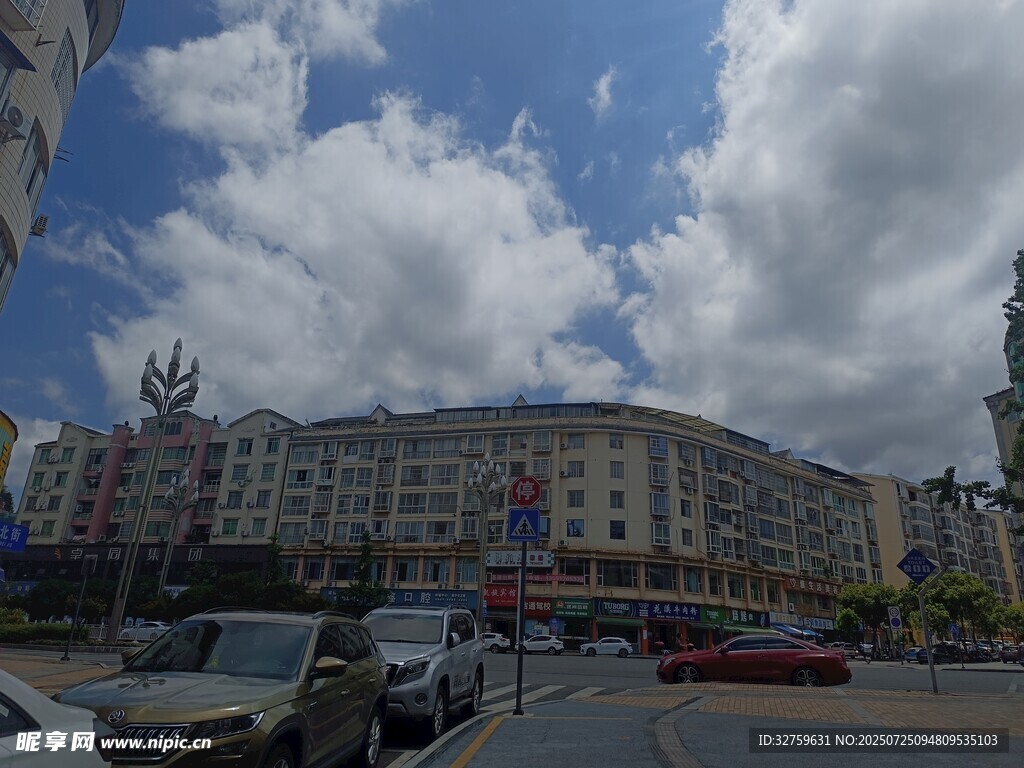 城市街道旁的多层建筑
