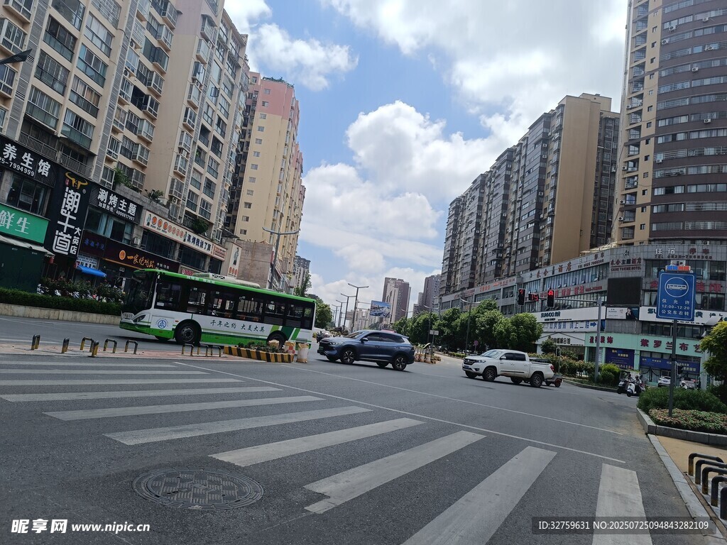 城市街道与高楼景象