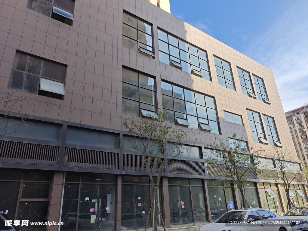 现代风格多层建筑外观