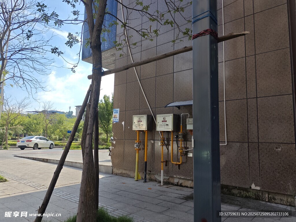 城市街道旁的建筑一角