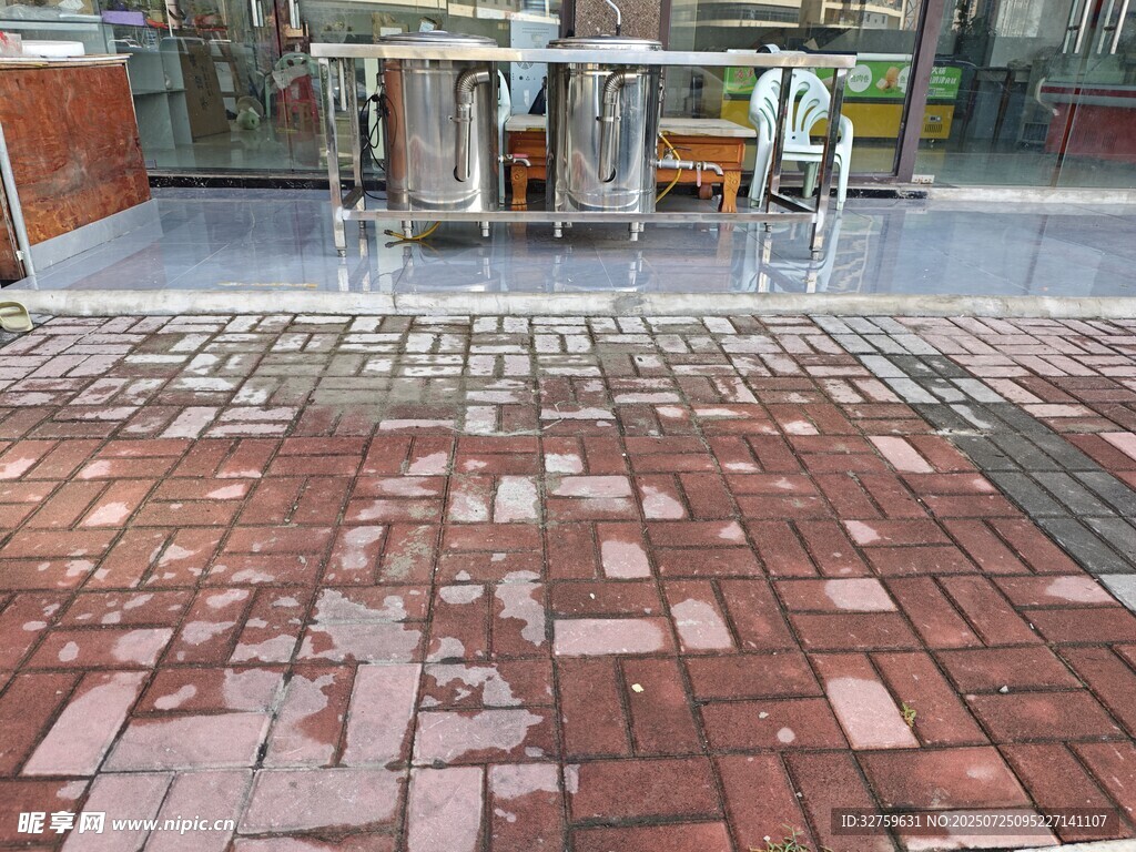 户外红砖铺就的整洁地面