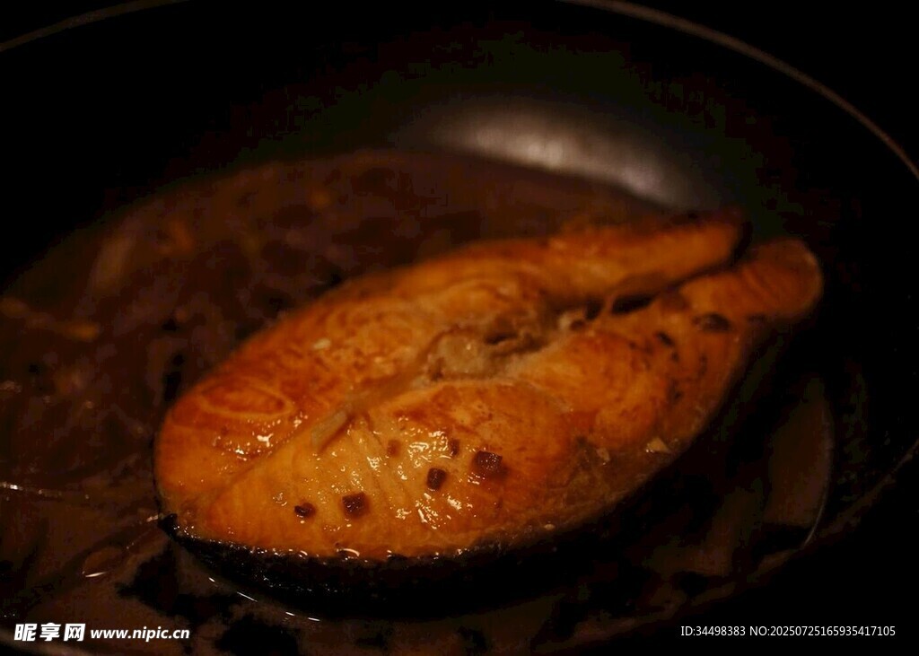 锅中煎制的美味鱼肉