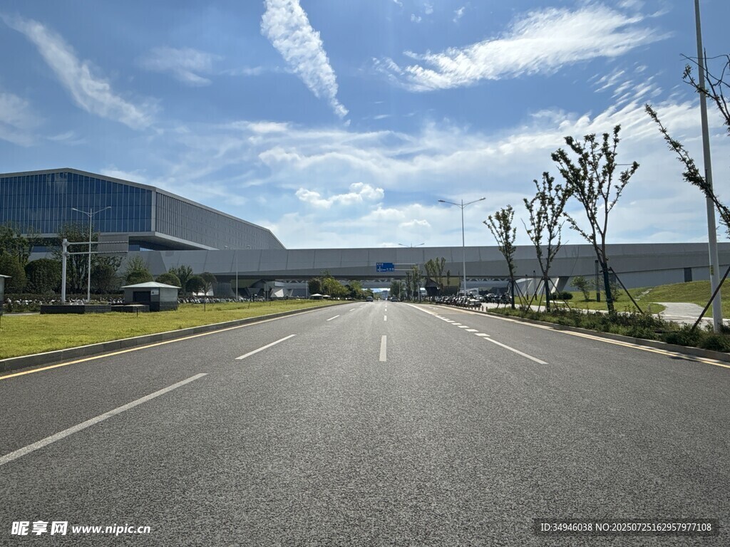 宽阔厂区道路