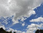 蓝天白云下的户外场景