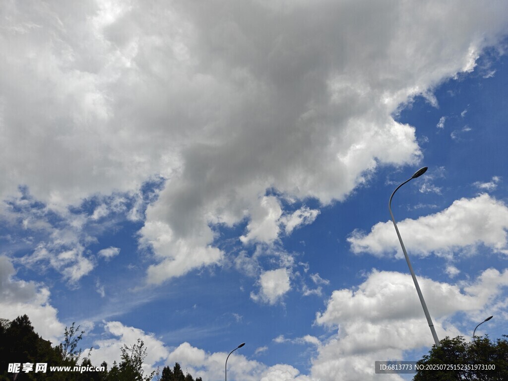 蓝天白云下的户外场景