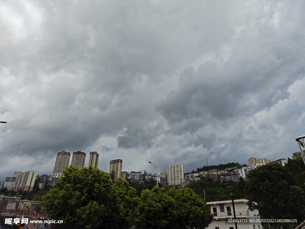 乌云笼罩下的城市景观