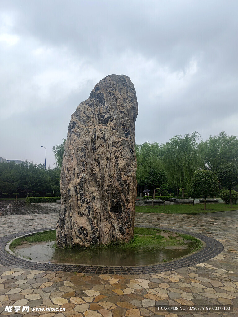 巨大矗立的景观石