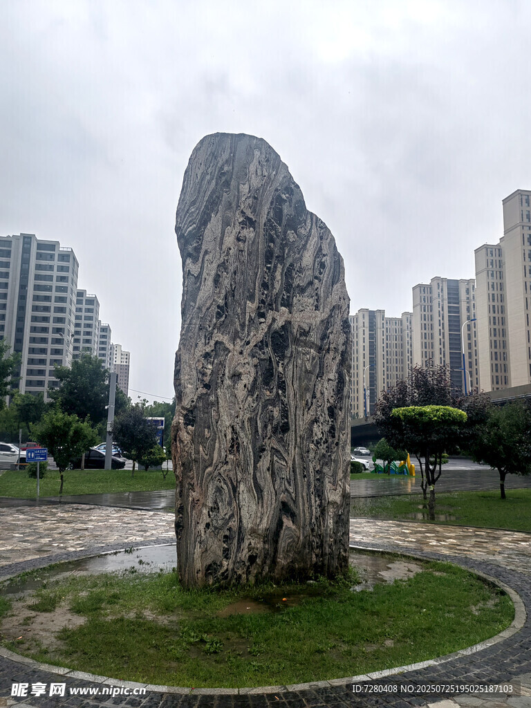 城市公园中的独块景观石