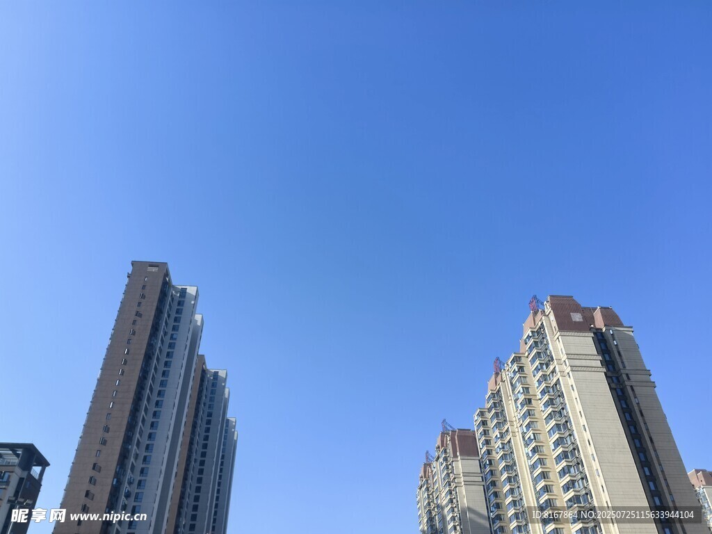 高楼耸立蓝天之下