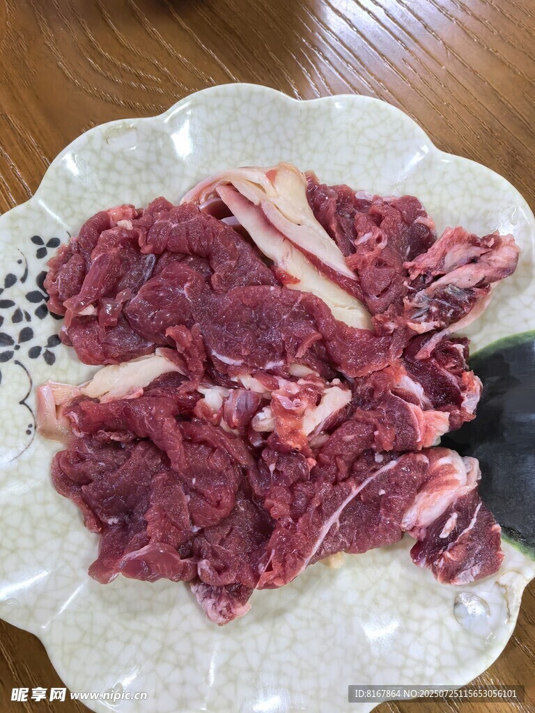 新鲜牛肉切片置于盘中