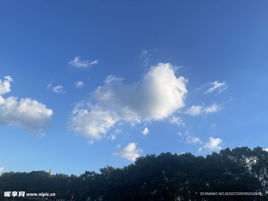 蓝天绿树间的白云美景