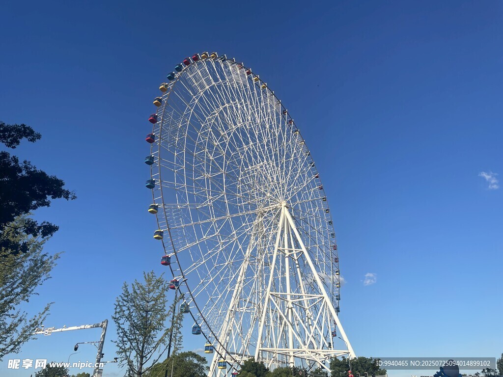 蓝天映衬下的巨型摩天轮