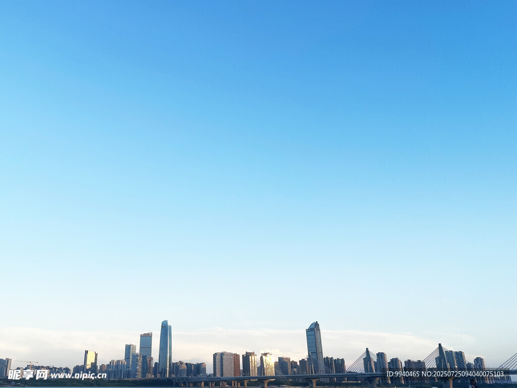 城市天际线 蓝天映衬美景