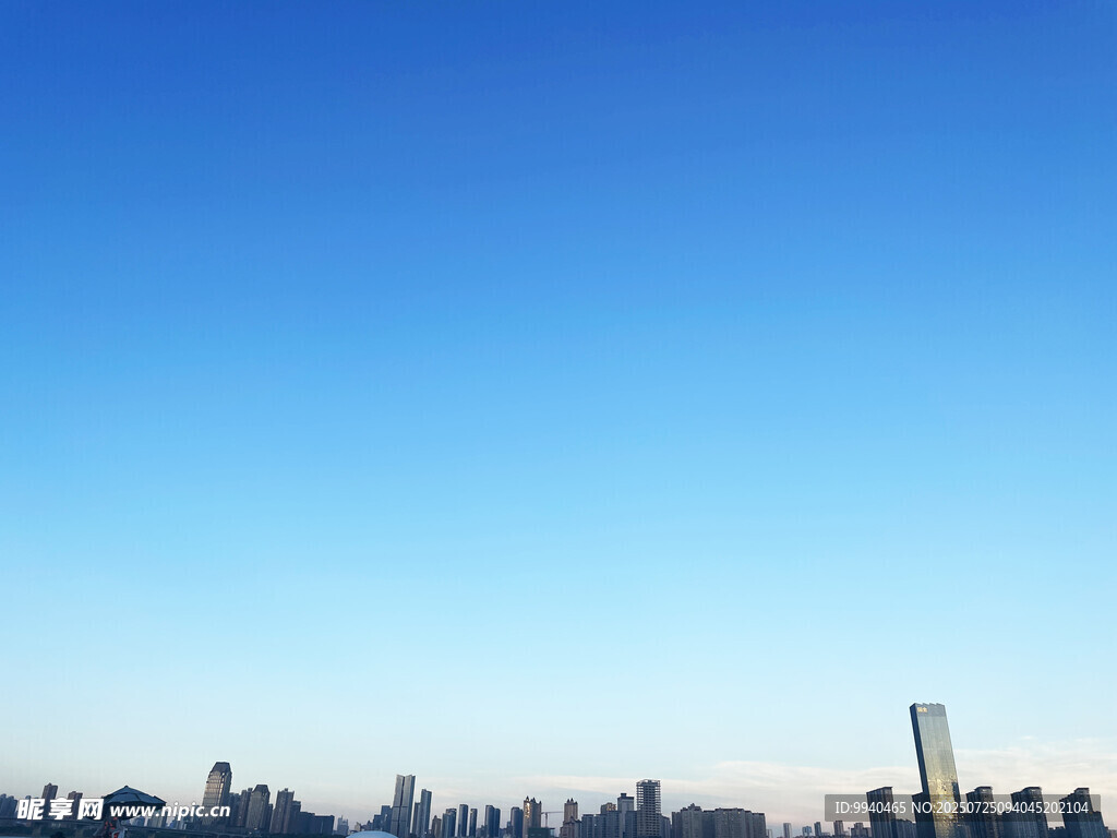 蓝天之下的城市天际线