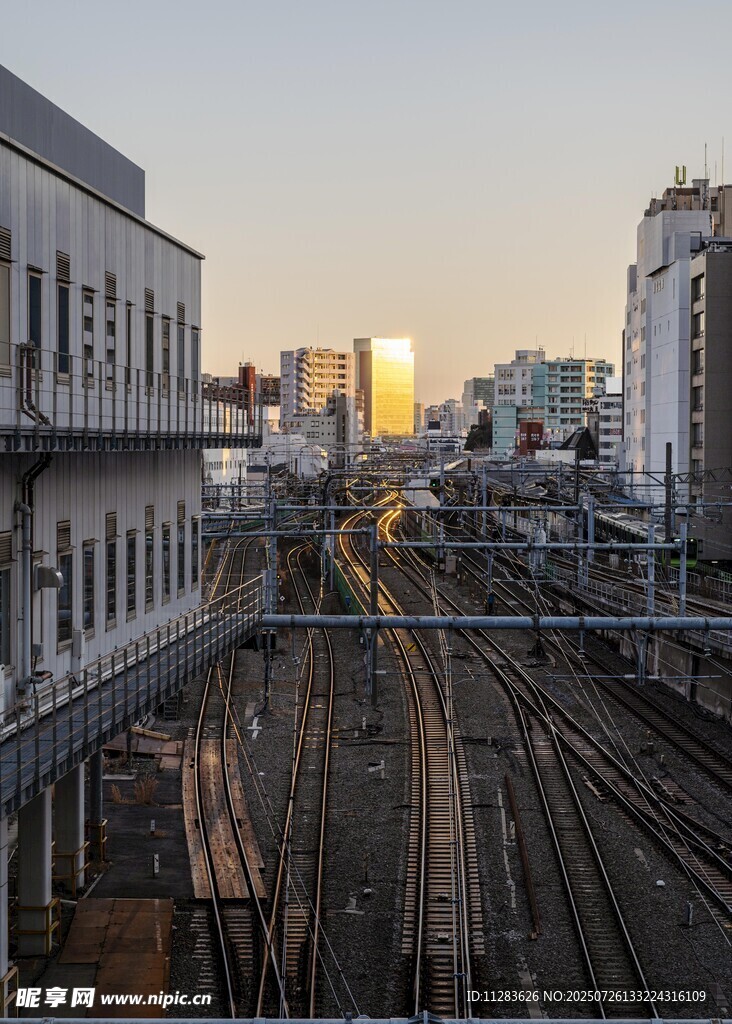 城市铁轨边的黄昏景象