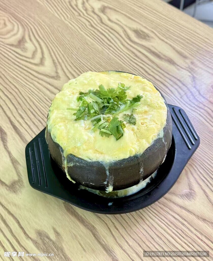 美味鸡蛋羹置于木桌之上