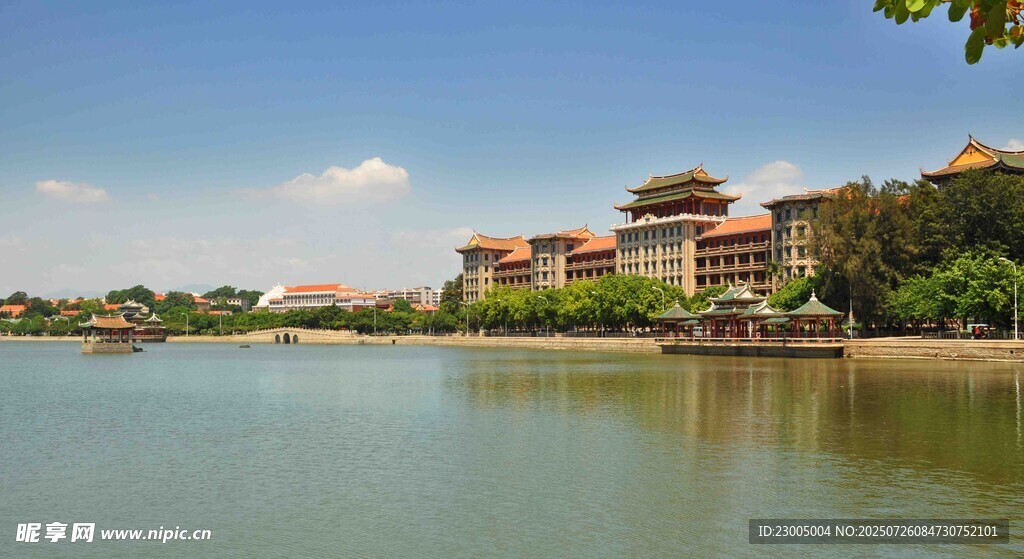 湖畔中式建筑风景如画