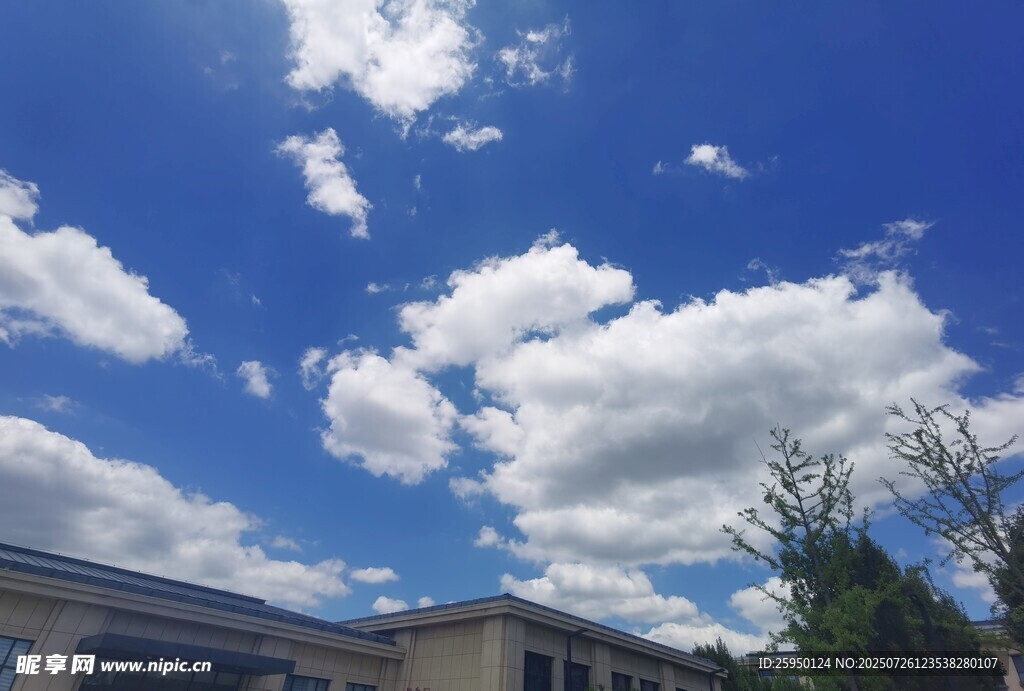 蓝天白云下的建筑风景