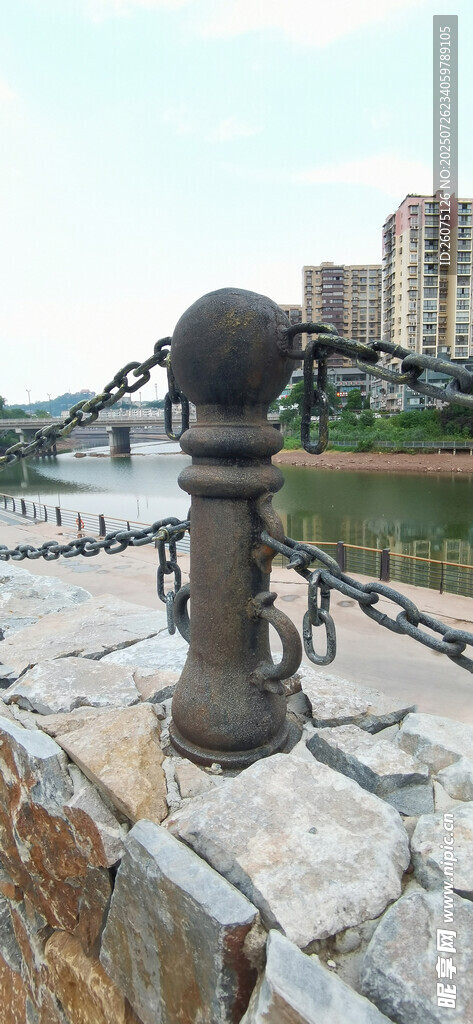 河畔铁链护栏与城市远景