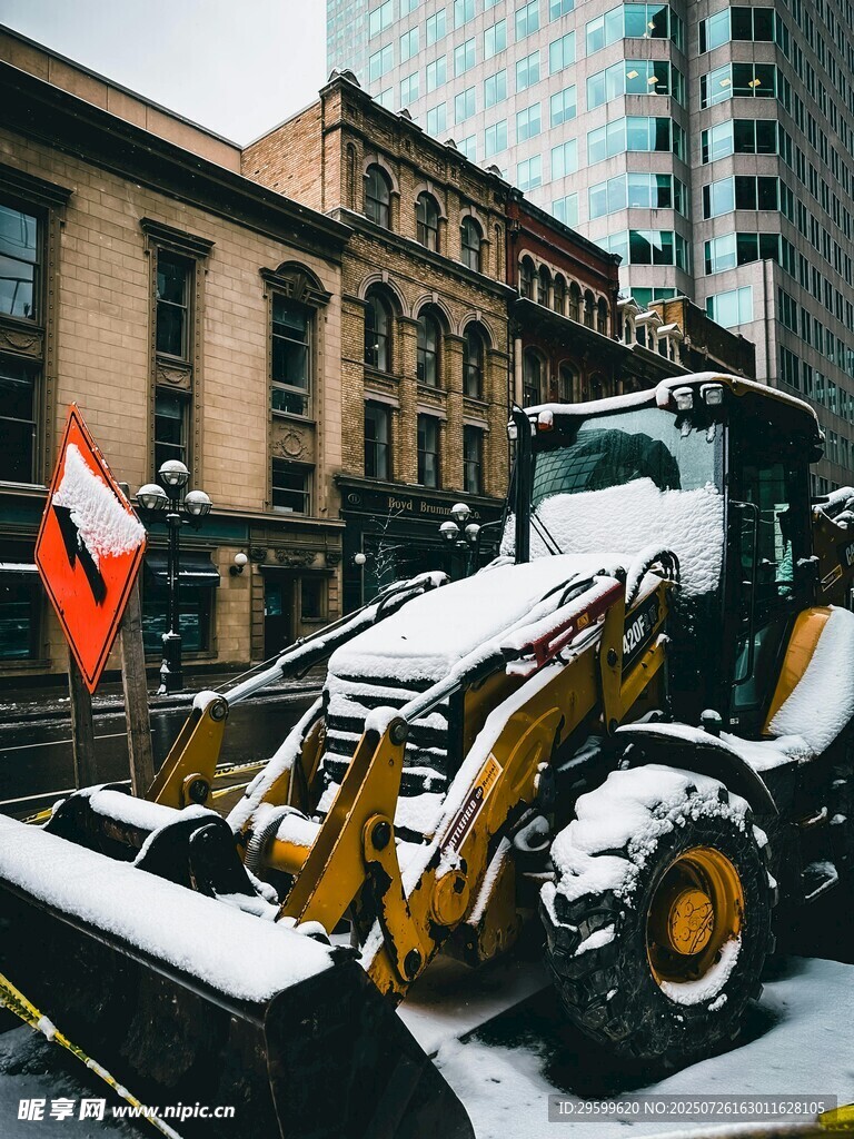 城市街道上的除雪装载机