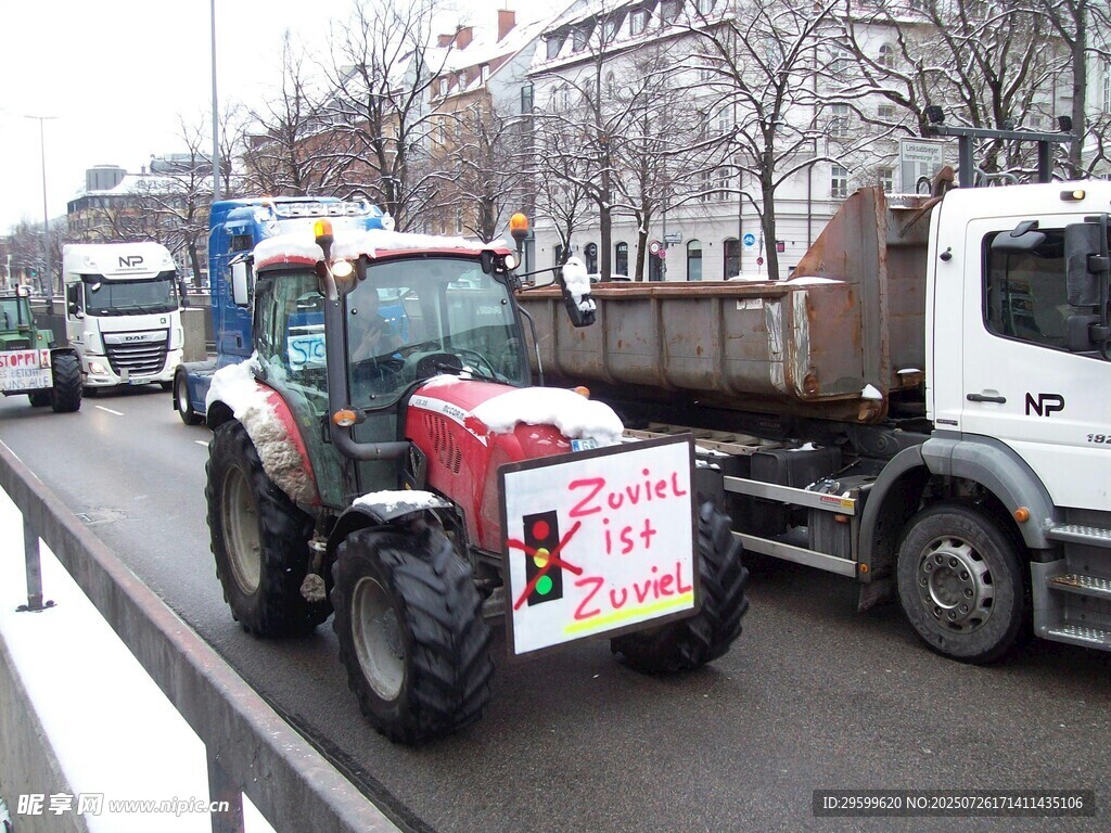 道路上行驶的红色拖拉机