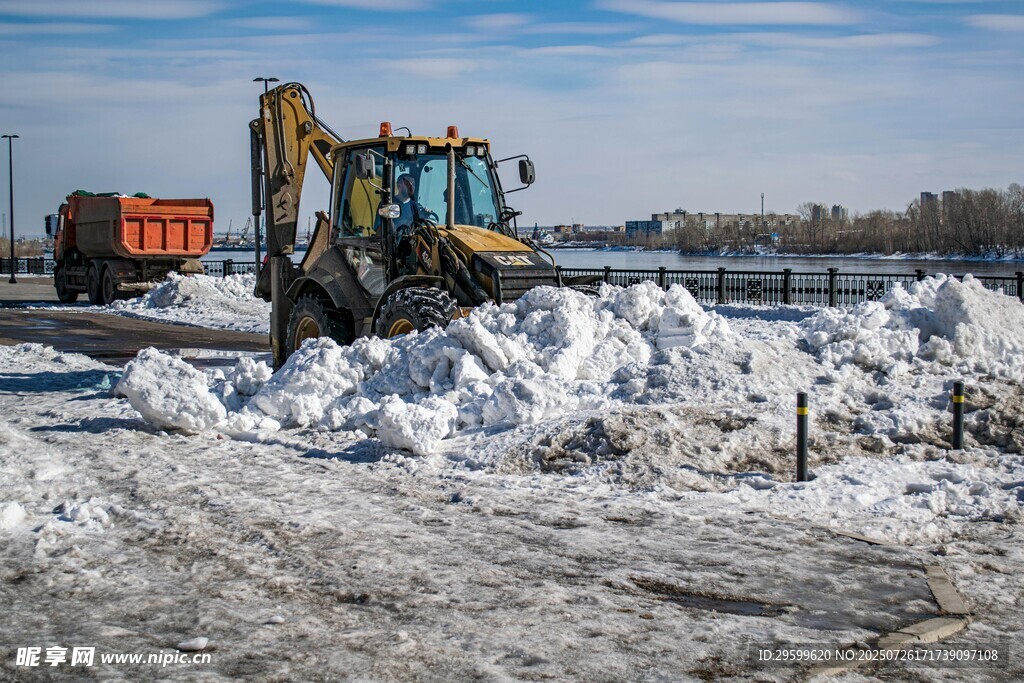 铲雪车作业清理大量积雪