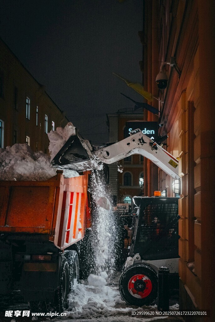 夜间街道的清雪作业场景