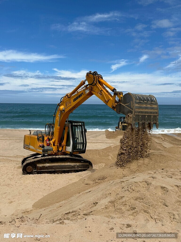 沙滩上的挖掘机作业场景