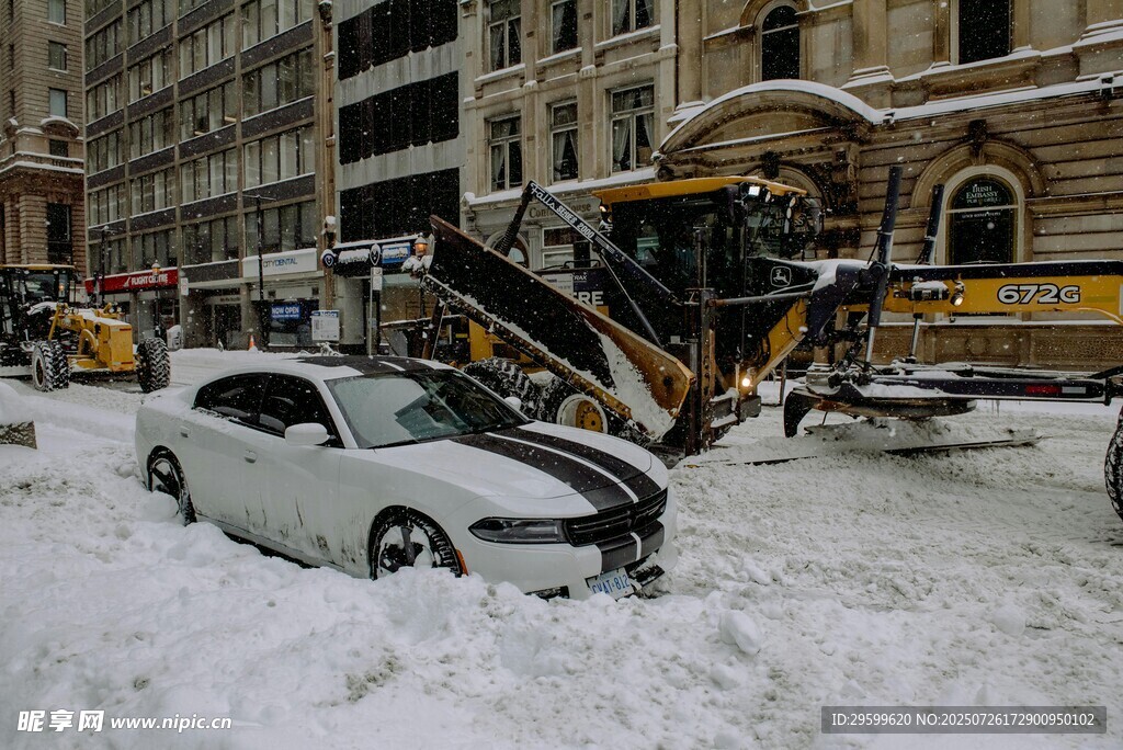 雪后街头陷雪堆的白色轿车