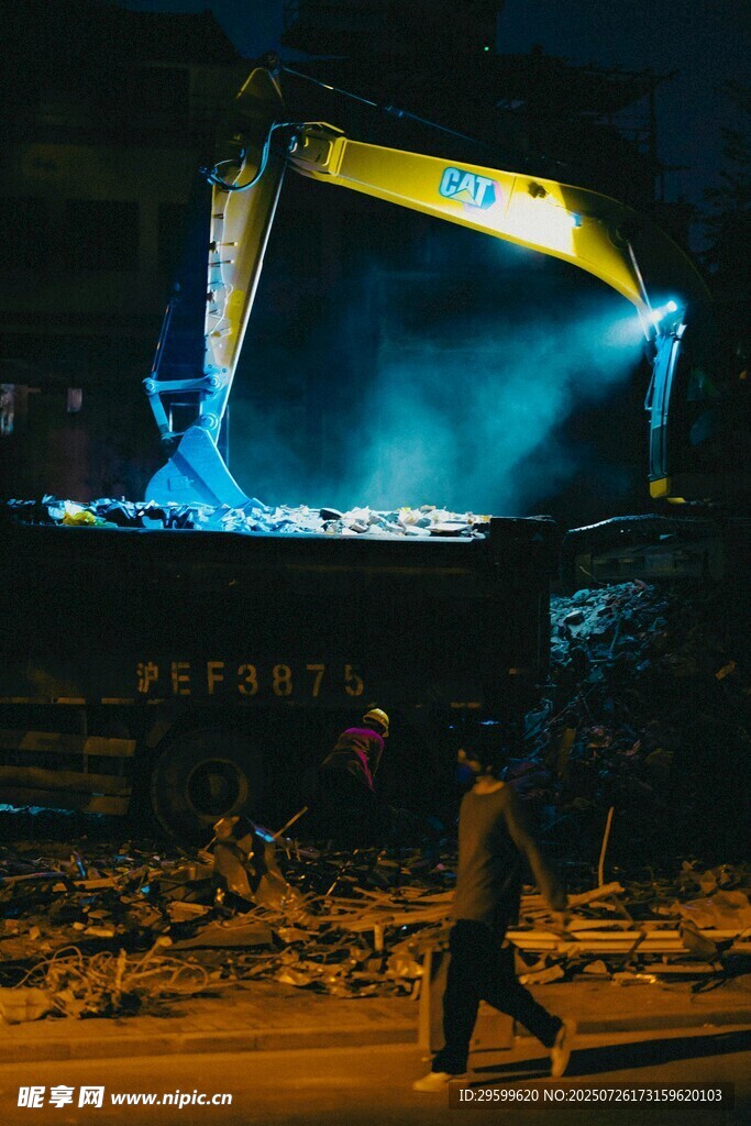 夜间挖掘机作业场景