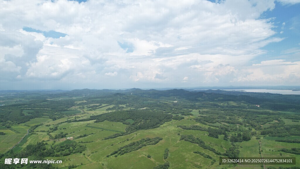 广袤绿野 天际云景