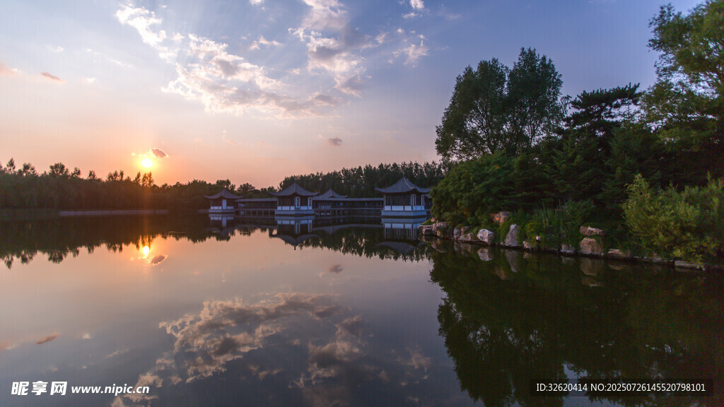 湖畔夕阳美景