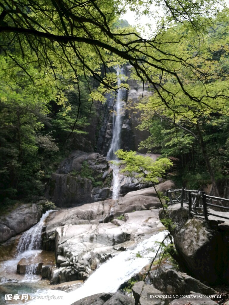 山林间的瀑布美景