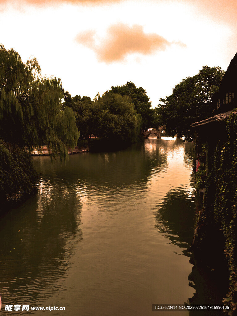 河畔黄昏景 静谧水乡情