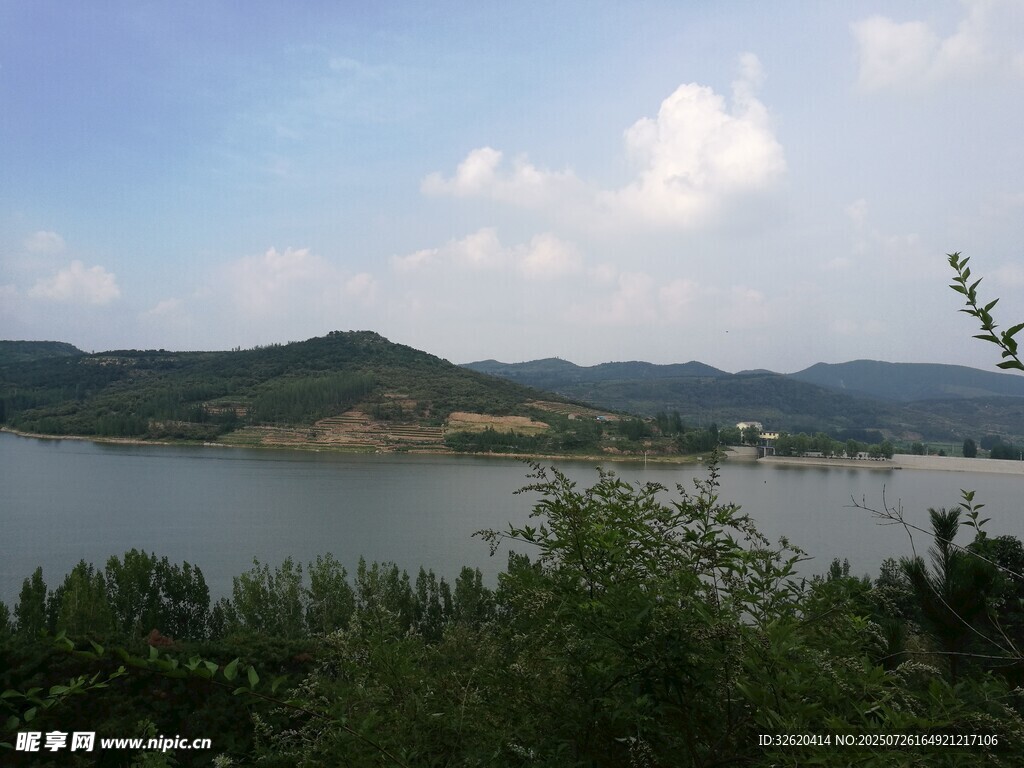 湖畔青山景 绿意盎然