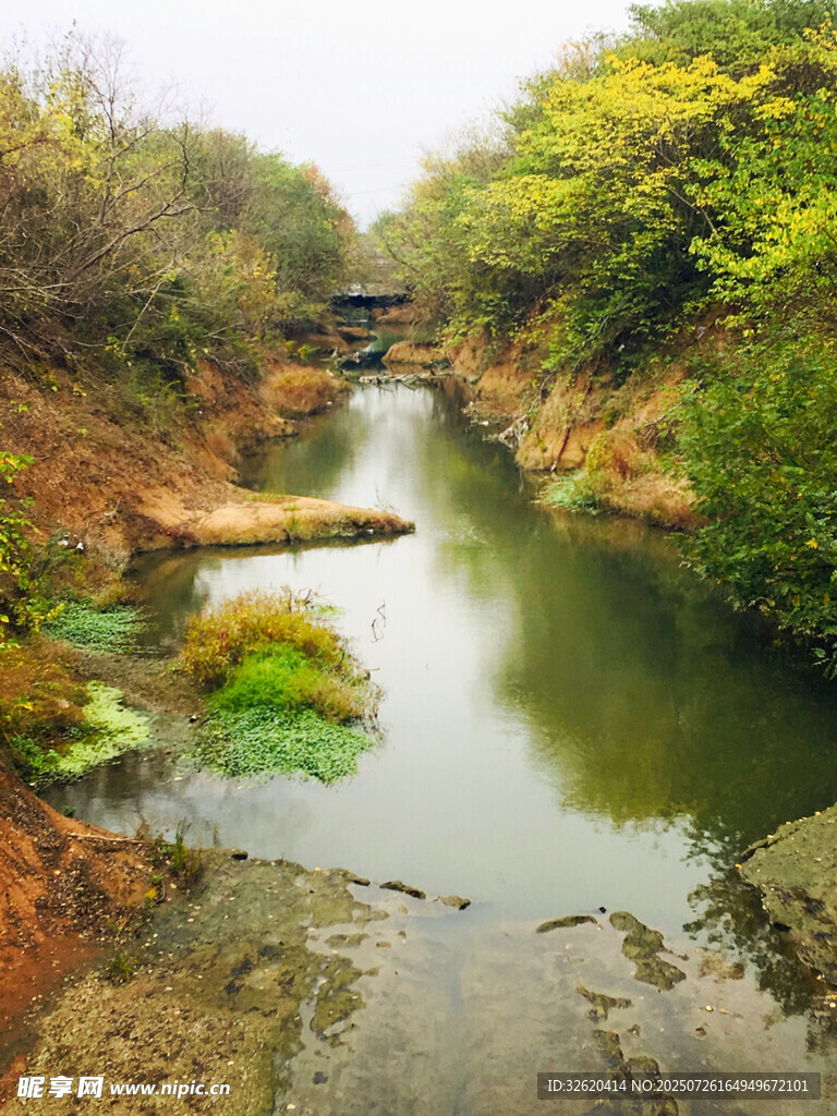 山间清幽小河景观