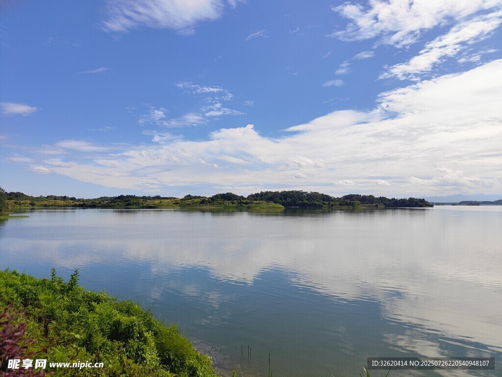 湖畔美景 蓝天白云映绿水