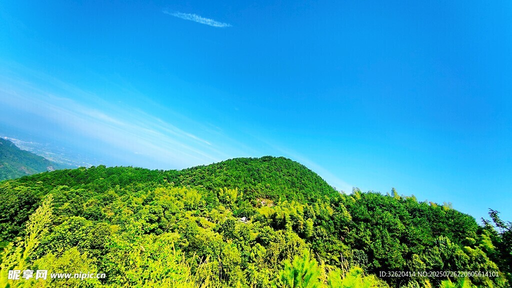 青山翠谷 蓝天之下绿意浓