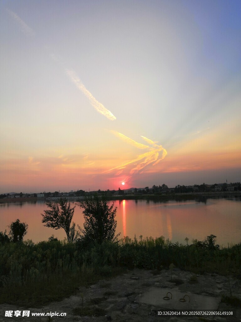 湖畔日落美景