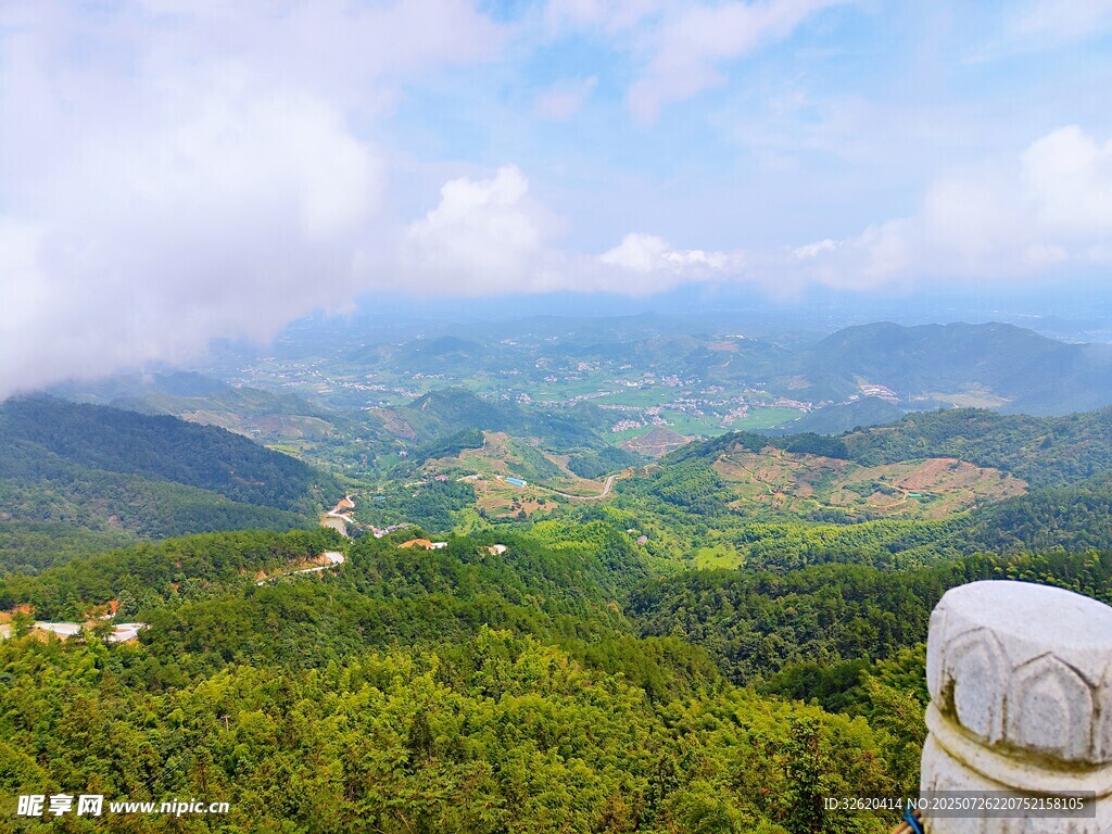 山巅远眺绿意盎然美景