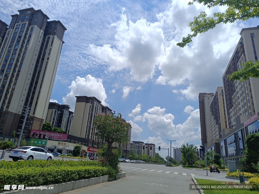 城市街道高楼蓝天白云