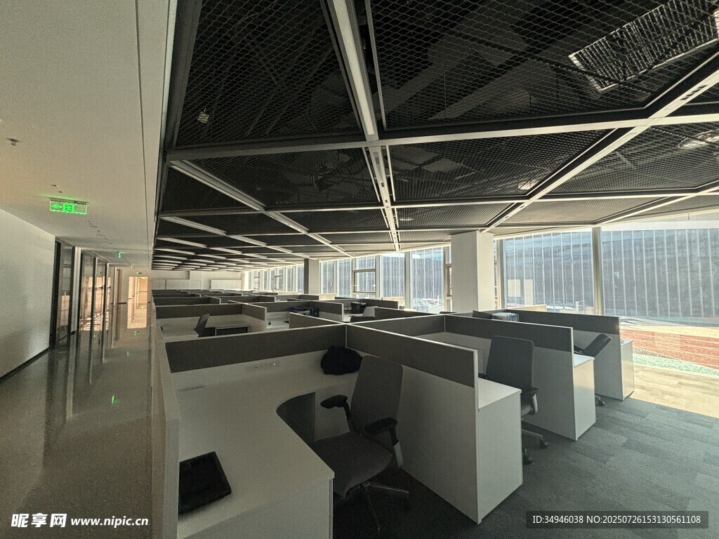 现代开放式办公空间场景