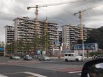 城市在建楼盘与繁忙街道