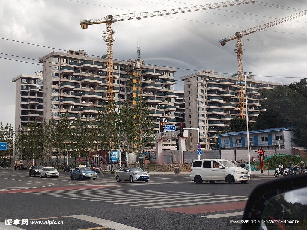 城市在建楼盘与繁忙街道