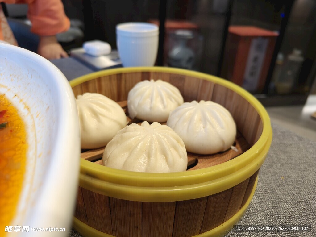 竹笼里的美味鲜肉小笼包