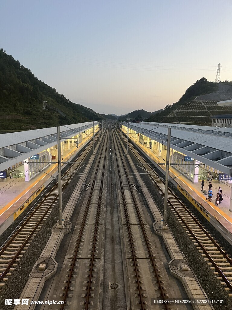 黄昏下的铁路站台景象